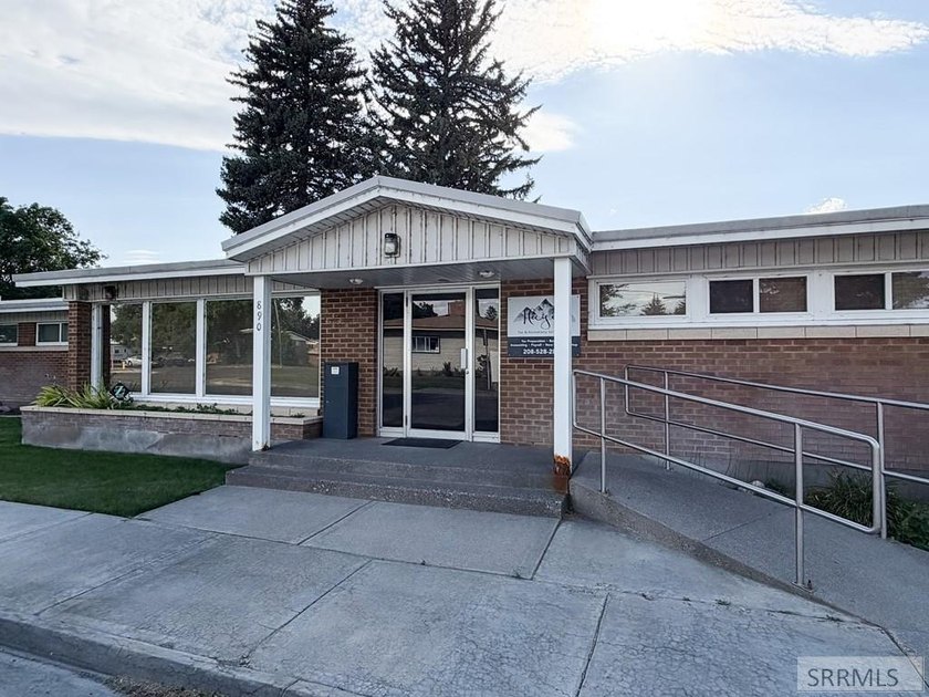 Exceptional commercial opportunity at 890 Oxford Drive in Idaho - photo 3