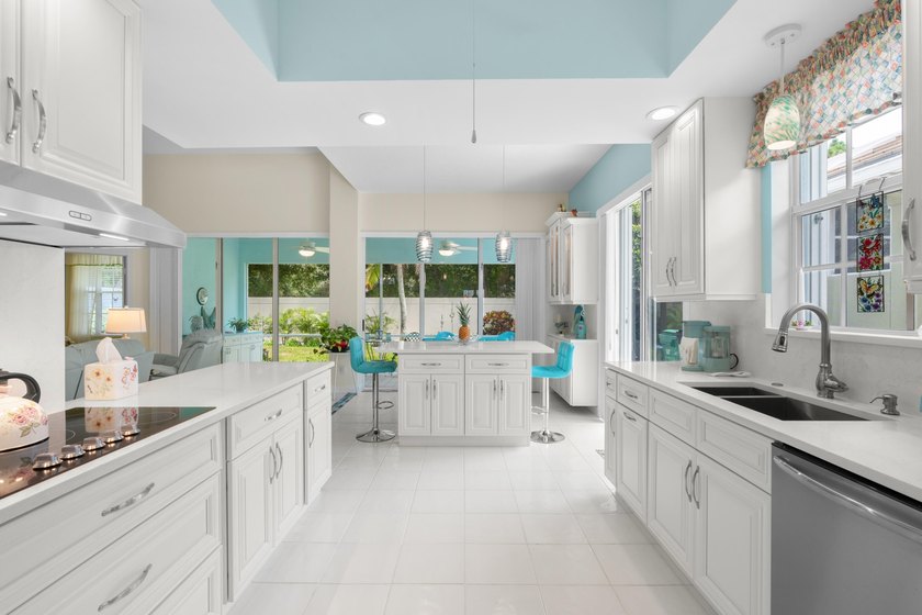 Welcome home to this meticulously maintained, newly painted - photo 12
