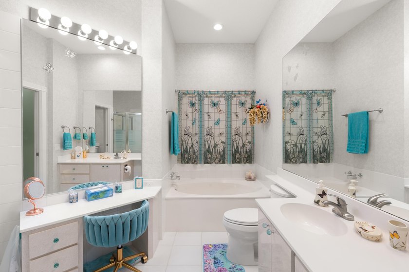 Welcome home to this meticulously maintained, newly painted - photo 25