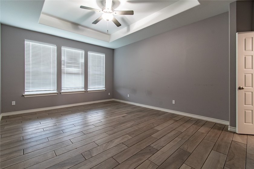 Gorgeous 3 bedroom/2 bathroom corner lot home with many upgrades - photo 14