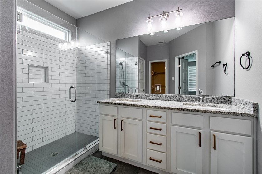 Gorgeous 3 bedroom/2 bathroom corner lot home with many upgrades - photo 18