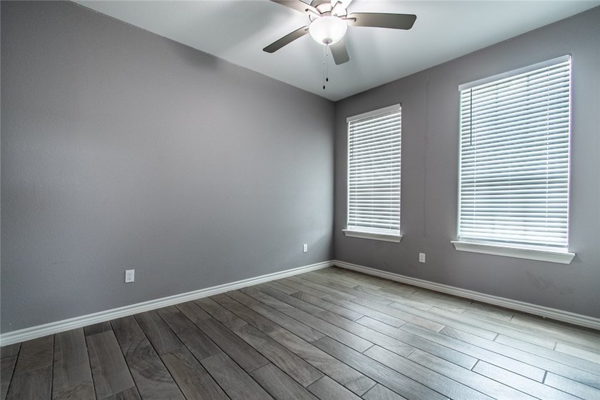 Gorgeous 3 bedroom/2 bathroom corner lot home with many upgrades - photo 22