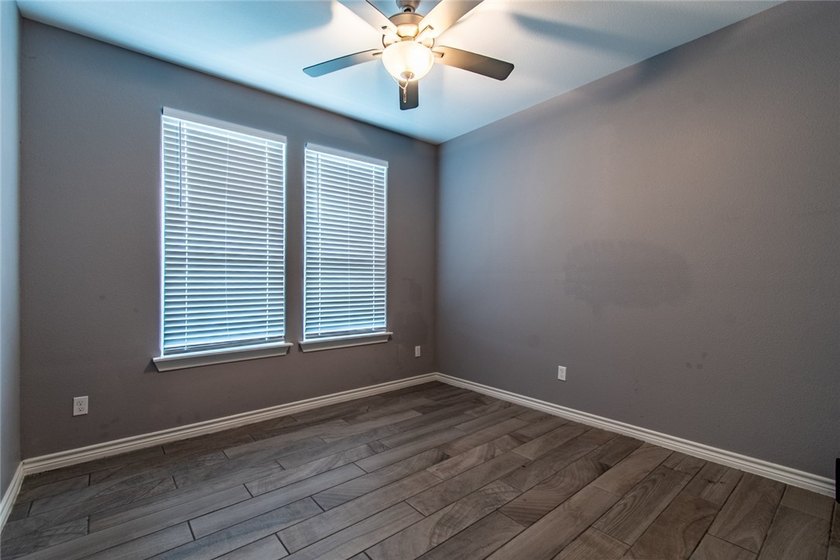 Gorgeous 3 bedroom/2 bathroom corner lot home with many upgrades - photo 24