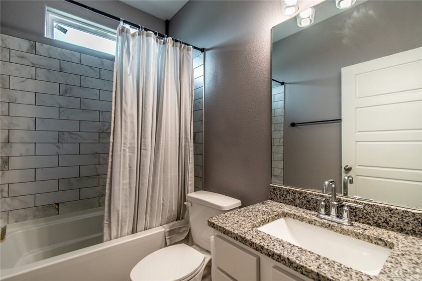Gorgeous 3 bedroom/2 bathroom corner lot home with many upgrades - photo 26
