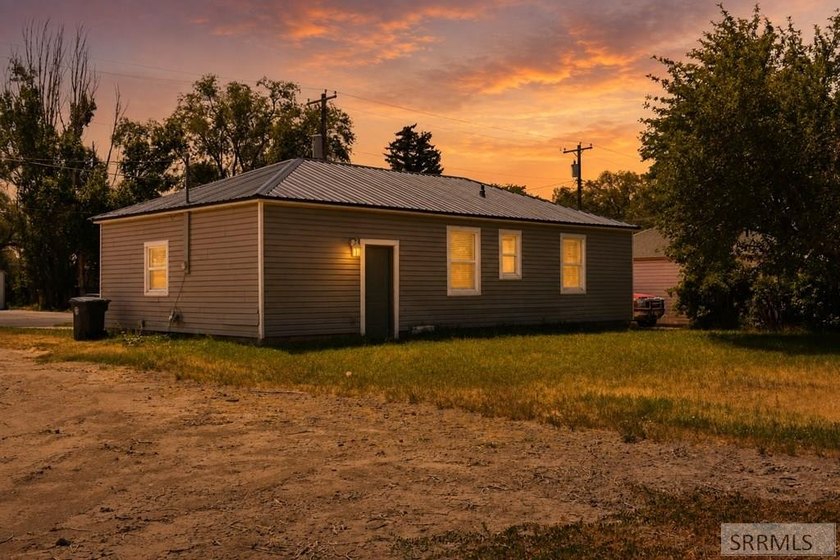 Welcome to this charming 2 bedroom, 1 bathroom home full of - photo 4