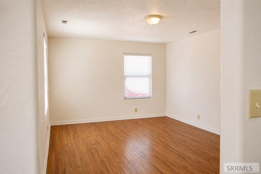 Welcome to this charming 2 bedroom, 1 bathroom home full of - photo 5