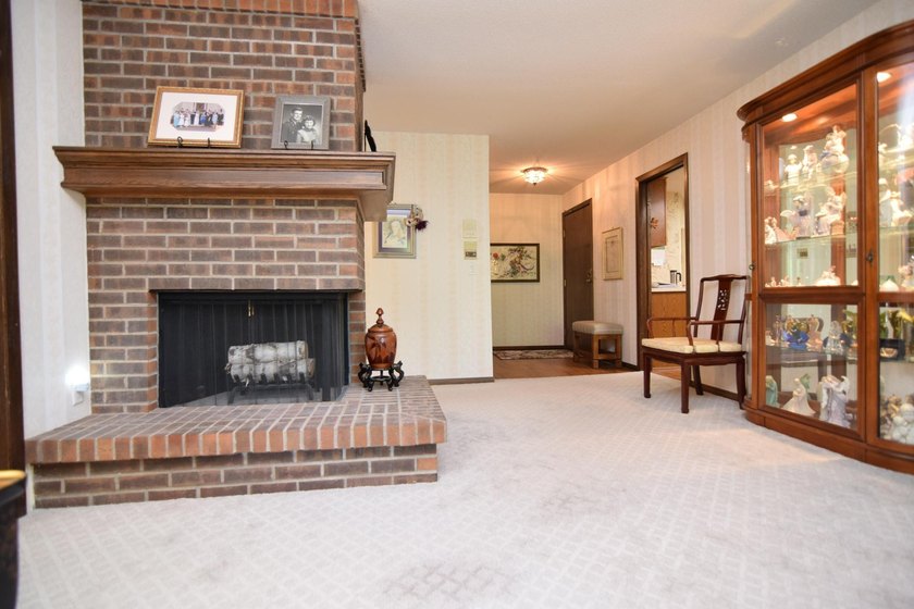 Welcome home. Beautifully maintained condo in PRIME location - photo 4