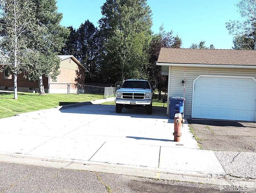 Hard to find 1-level home with a great-room for the - photo 2