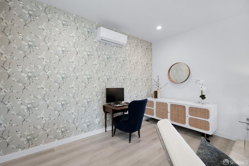 Stylish and modern, this fully remodeled 1 bedroom, 1 bathroom - photo 14