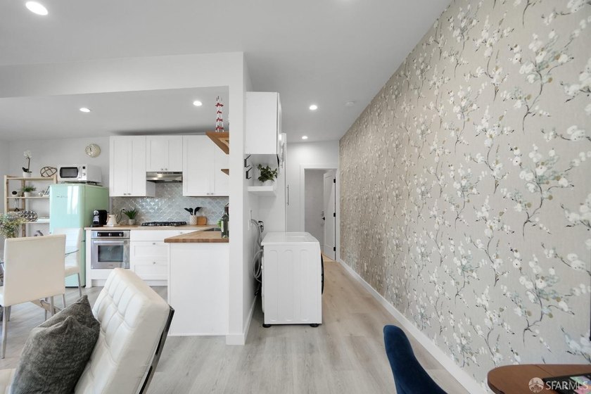 Stylish and modern, this fully remodeled 1 bedroom, 1 bathroom - photo 15
