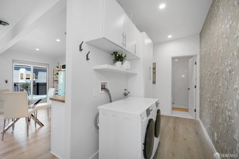 Stylish and modern, this fully remodeled 1 bedroom, 1 bathroom - photo 16