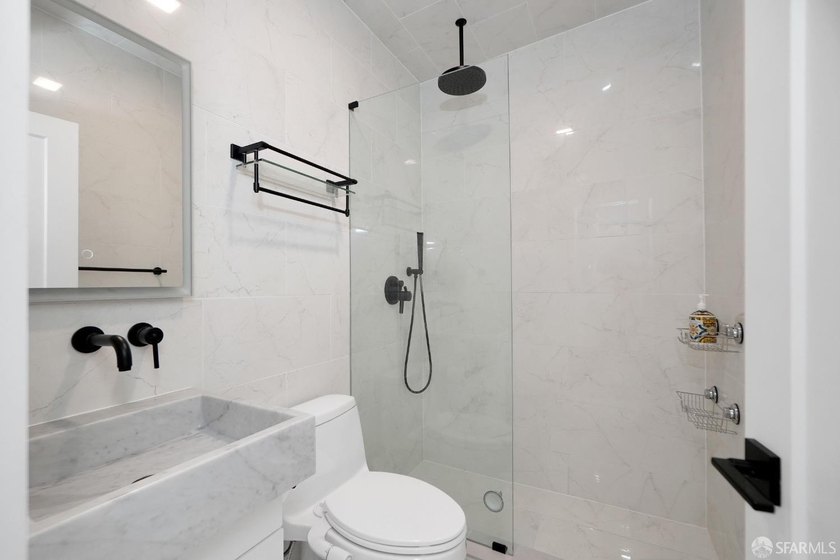 Stylish and modern, this fully remodeled 1 bedroom, 1 bathroom - photo 19