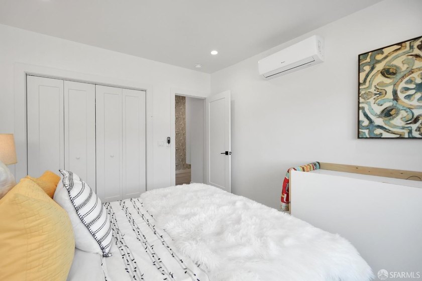 Stylish and modern, this fully remodeled 1 bedroom, 1 bathroom - photo 21