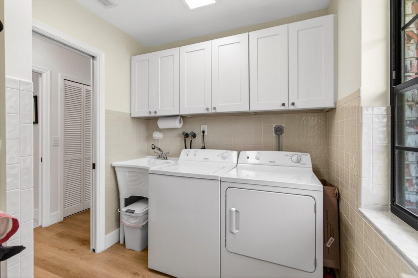 Experience modern luxury in this impeccably renovated corner - photo 44