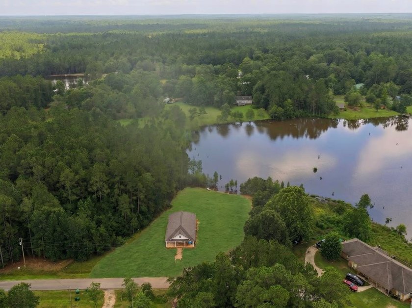 CUTE AS A BUTTON COTTAGE STYLE WATERFRONT home with large front - photo 9