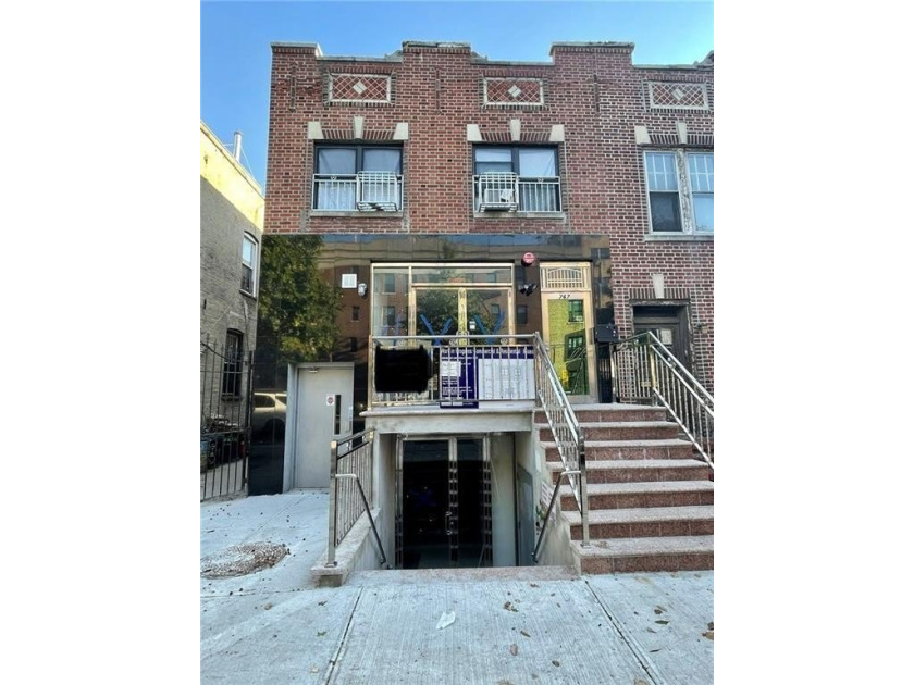 Newly renovated semi-detached Mixed Use 1 community and 2 family - photo 2