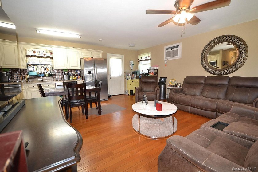 Rare find! This meticulously maintained 3-bedroom home combines - photo 4