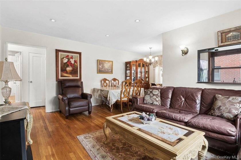 Bright corner 1-bedroom co-op in the heart of Whitestone with a - photo 2