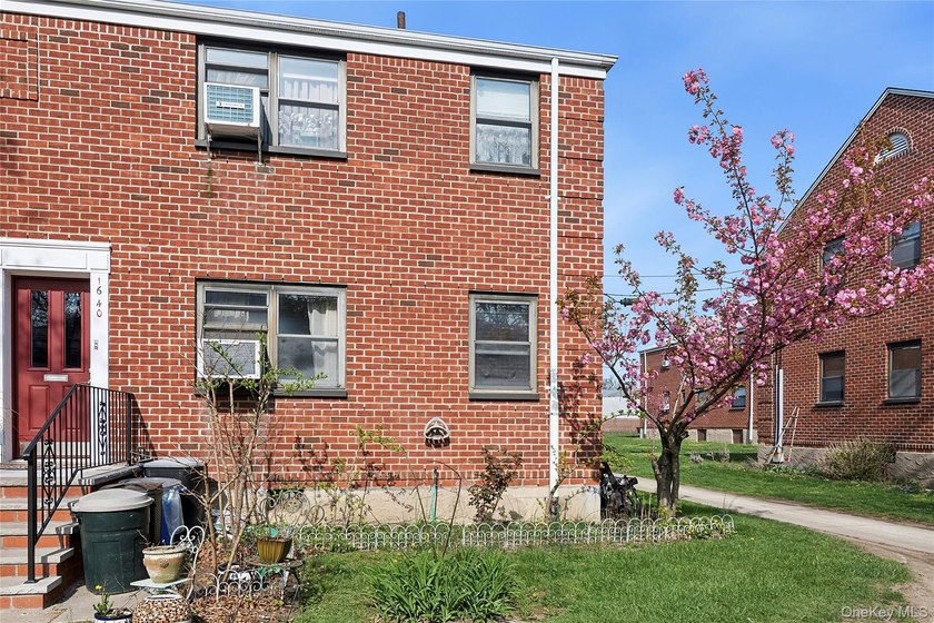 Bright corner 1-bedroom co-op in the heart of Whitestone with a - photo 6