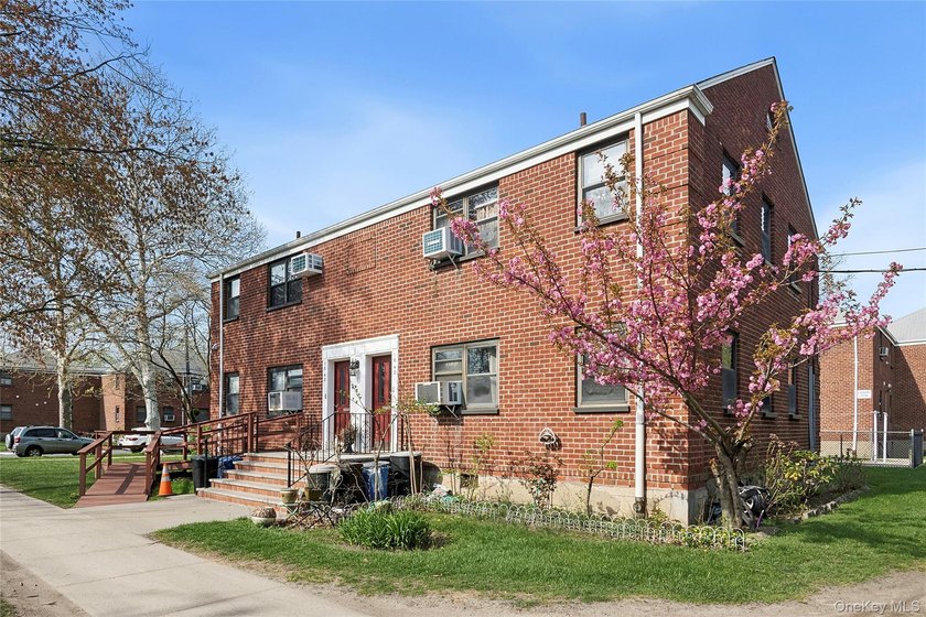 Bright corner 1-bedroom co-op in the heart of Whitestone with a - photo 7