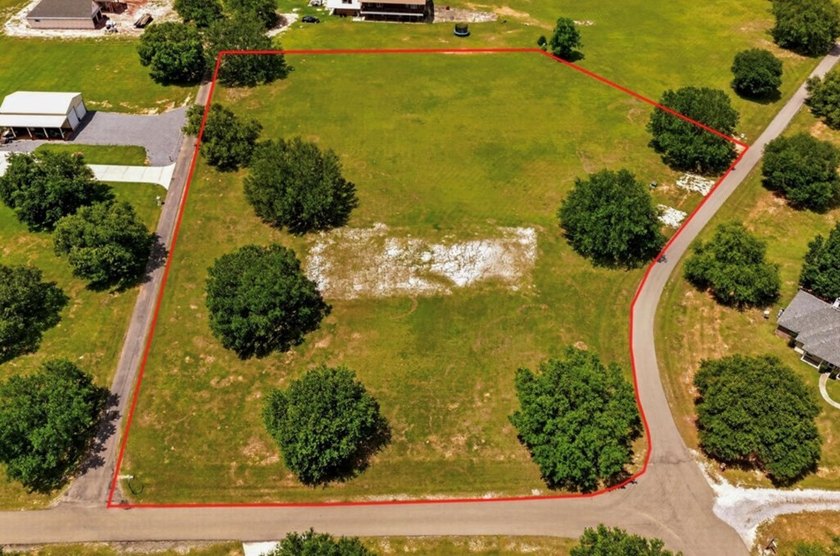 Beautiful 3.10-acre corner lot located at the corner of Shavon - photo 4