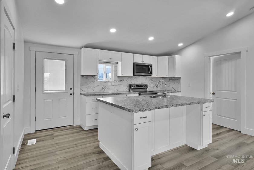 Enjoy space, convenience, and flexibility at 2324 Blue Lake Lane - photo 9