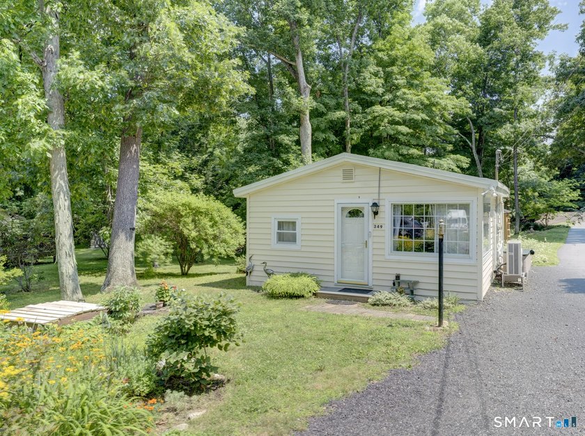 Cute as a button and full of charm, this well-maintained - photo 2