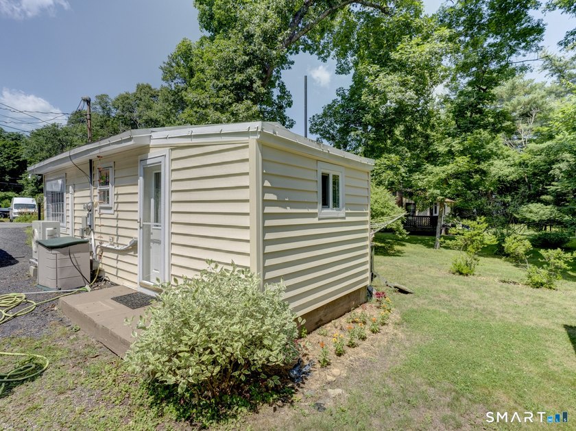 Cute as a button and full of charm, this well-maintained - photo 10