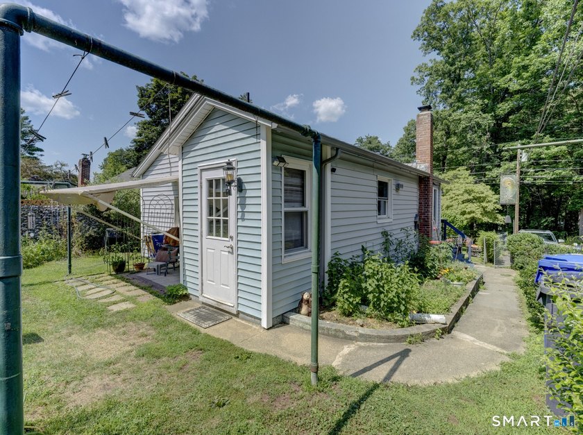 Charming 2-bedroom ranch-style home on a lovely lake offers a - photo 3