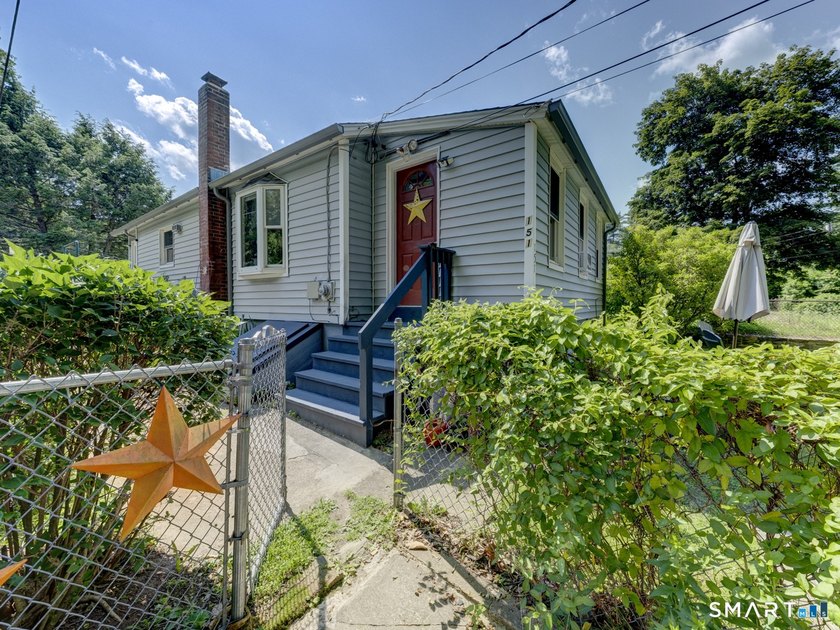 Charming 2-bedroom ranch-style home on a lovely lake offers a - photo 4