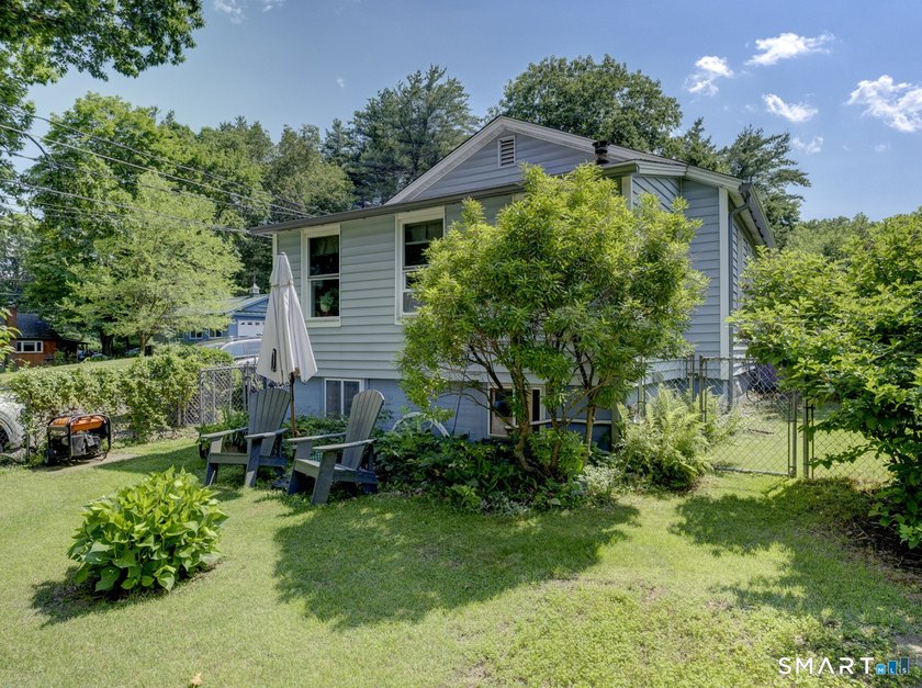Charming 2-bedroom ranch-style home on a lovely lake offers a - photo 8