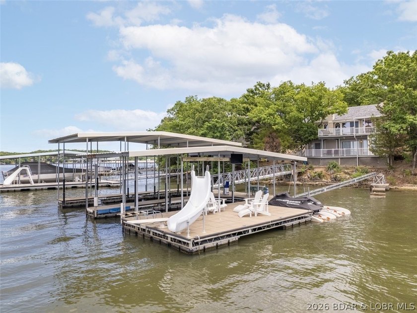 Overlooking the the gorgeous Lake nestled in a cove at the 3.5 - photo 2