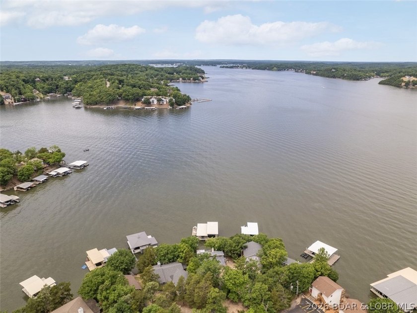 Overlooking the the gorgeous Lake nestled in a cove at the 3.5 - photo 3