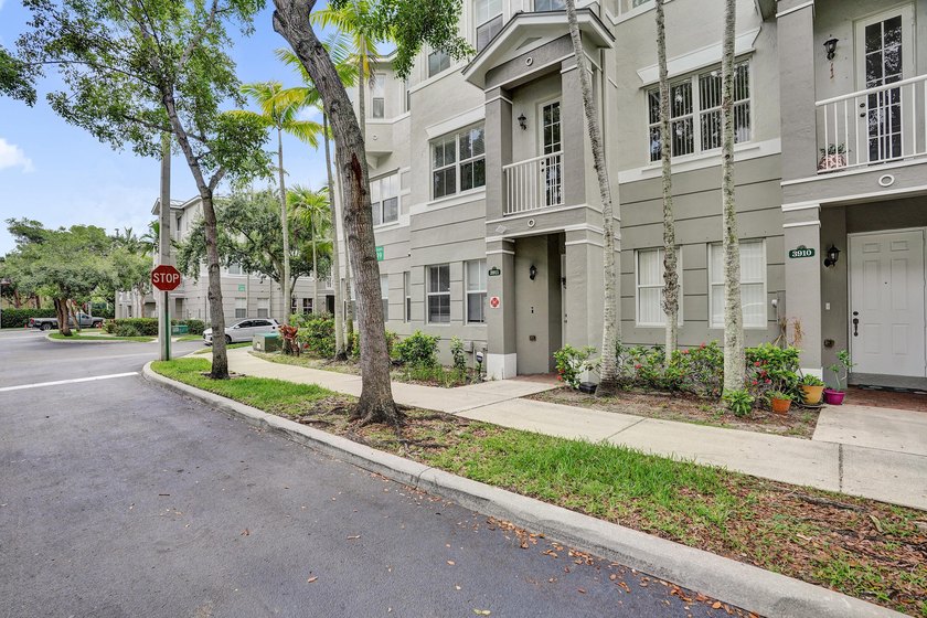 Amazing Townhome in Royal Palm Beach. Great Location! All Ages! - photo 43