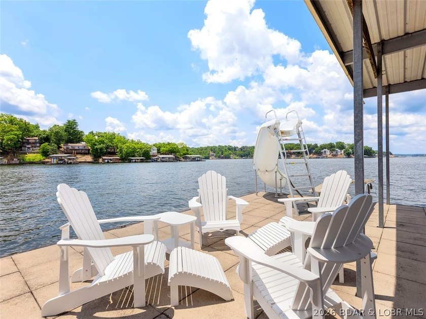 Overlooking the the gorgeous Lake nestled in a cove at the 3.5 - photo 4