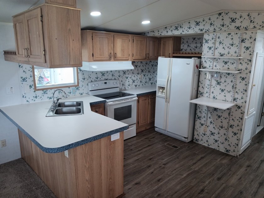 Updated 2 Bedroom, 2 Bath with Water Views and a double - photo 10