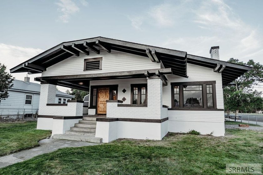 Step into timeless charm with this beautifully preserved 1910 - photo 2