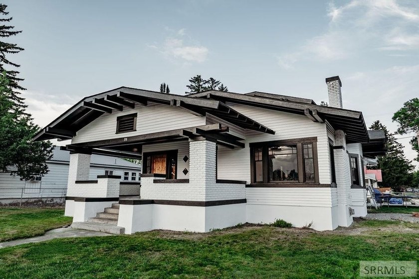 Step into timeless charm with this beautifully preserved 1910 - photo 4
