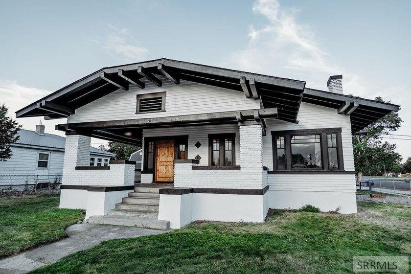 Step into timeless charm with this beautifully preserved 1910 - photo 6