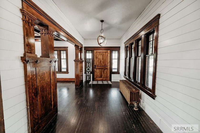 Step into timeless charm with this beautifully preserved 1910 - photo 7
