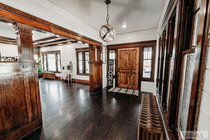 Step into timeless charm with this beautifully preserved 1910 - photo 9