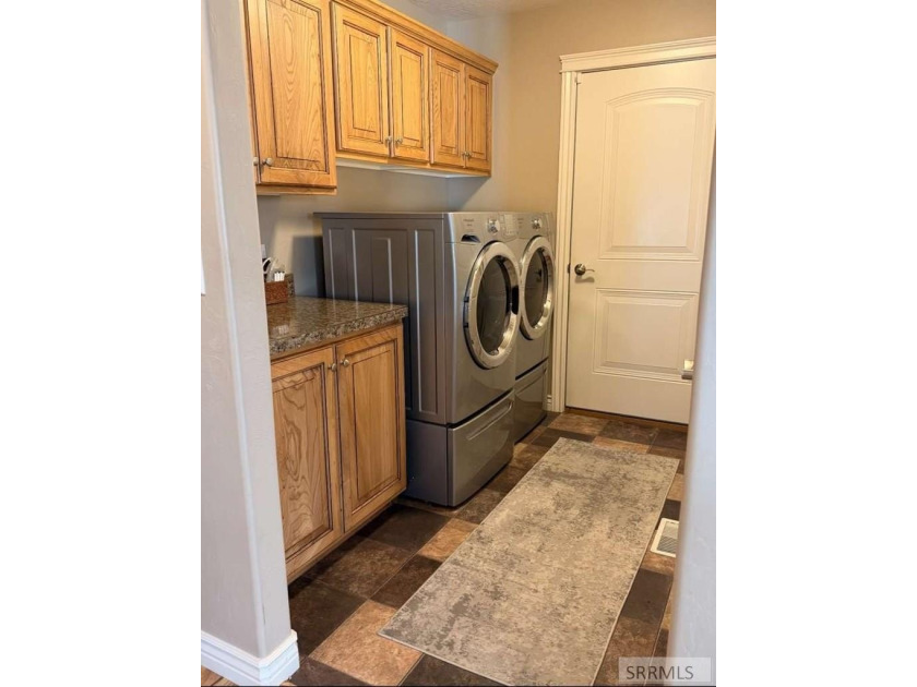 Beautifully maintained, one-owner home offering a spacious open - photo 4