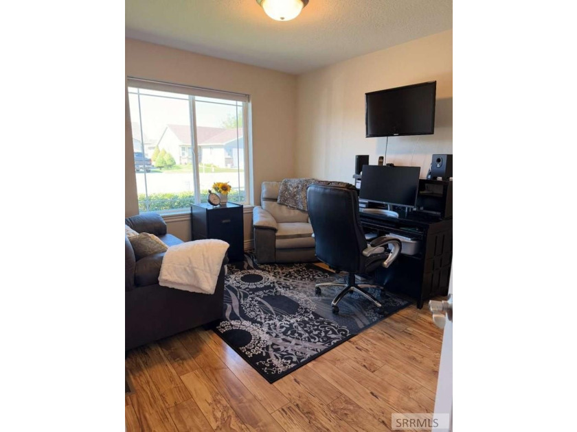 Beautifully maintained, one-owner home offering a spacious open - photo 5