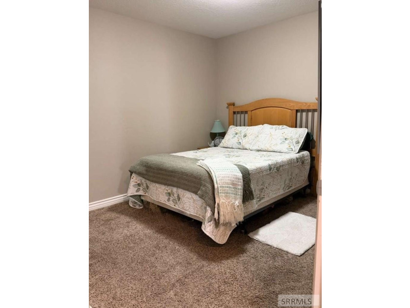 Beautifully maintained, one-owner home offering a spacious open - photo 6
