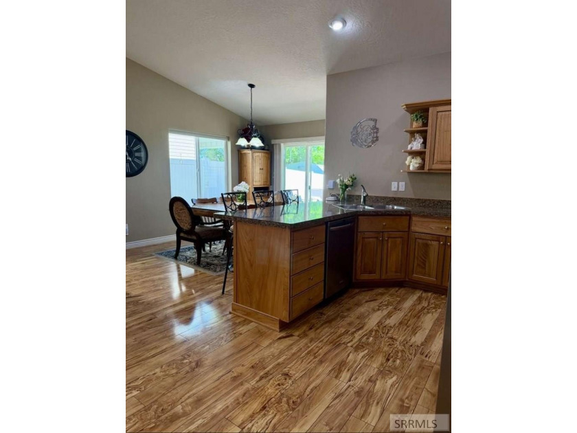 Beautifully maintained, one-owner home offering a spacious open - photo 10