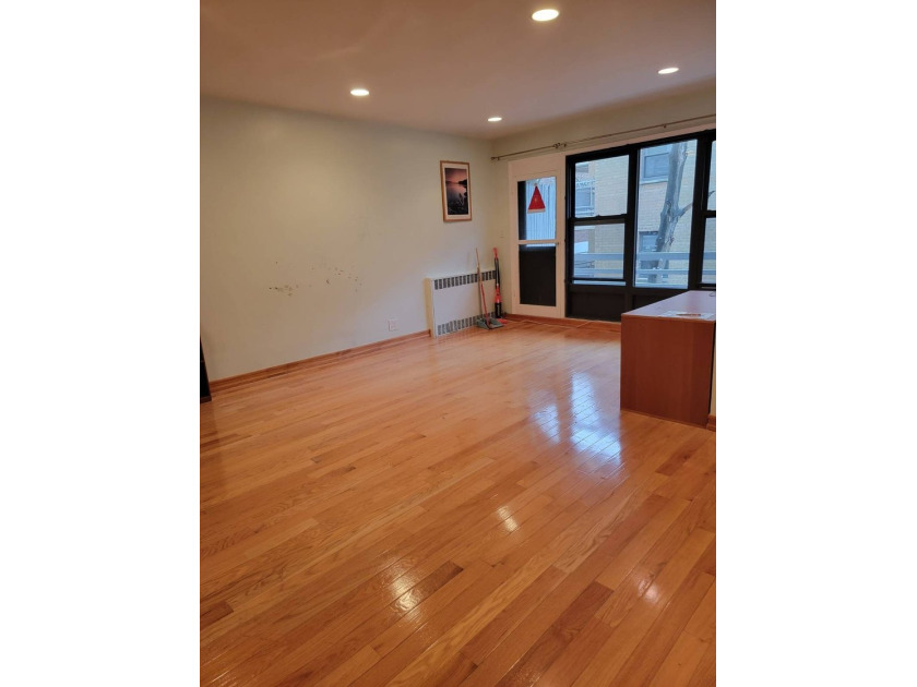 Charming 1 Bedroom Coop in Heart of Great Neck for Sale - photo 3
