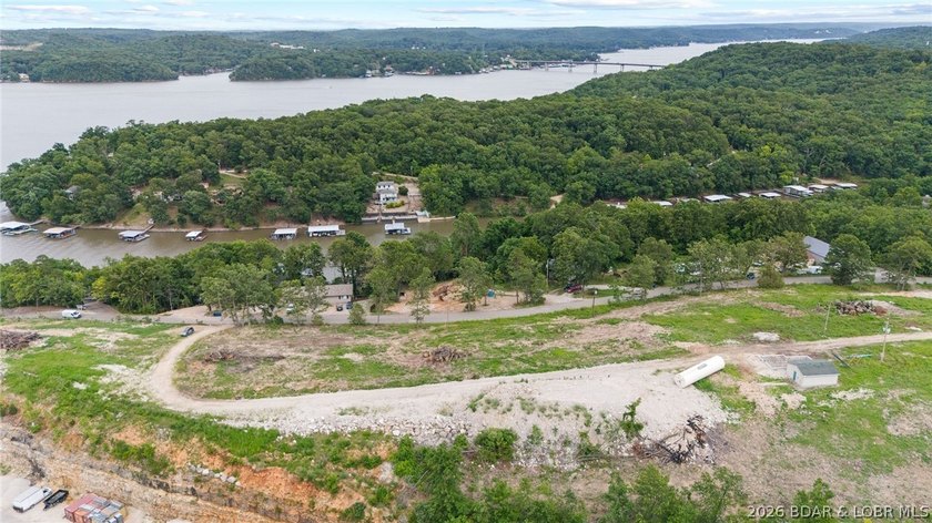 Discover the perfect setting for your custom luxury lakefront - photo 5