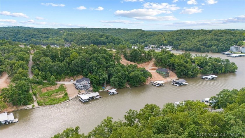 Discover the perfect setting for your custom luxury lakefront - photo 8