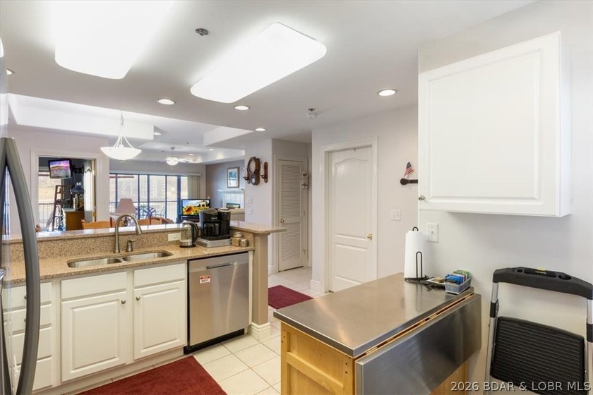 WHEEL CHAIR ACCESSIBLE/No Steps into home, Elevators to pool and - photo 7