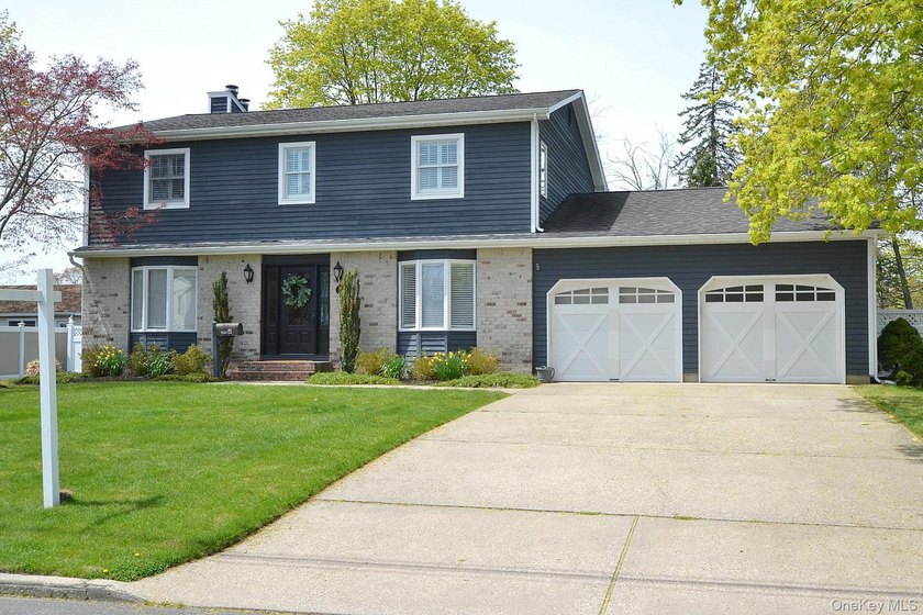 This Stately and spacious 4/5 bedroom Colonial is set on a - photo 2